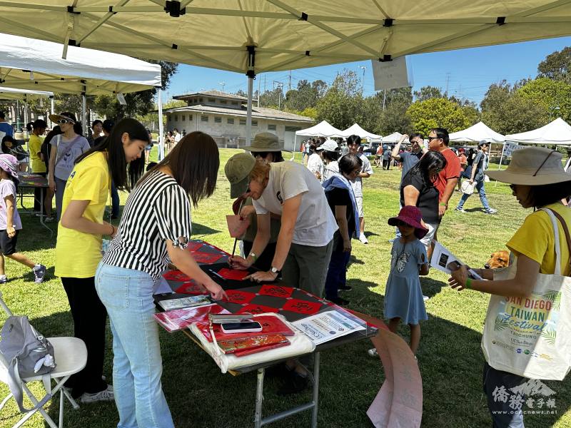 海外青年文化大使聖地牙哥分會(FASCA-SD)帶領民眾體驗書法樂趣