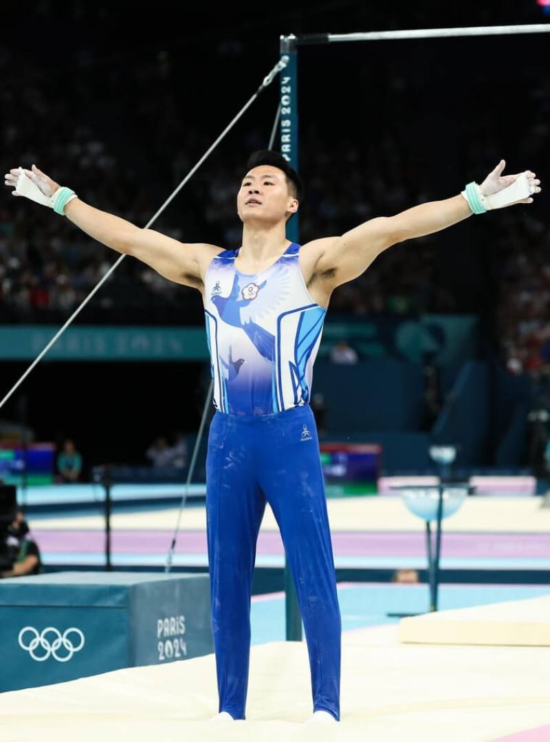 Taiwanese gymnast Tang Chia-hung finishes his routine in the men's horizontal bar final at the Paris Olympics on Monday. CNA photo