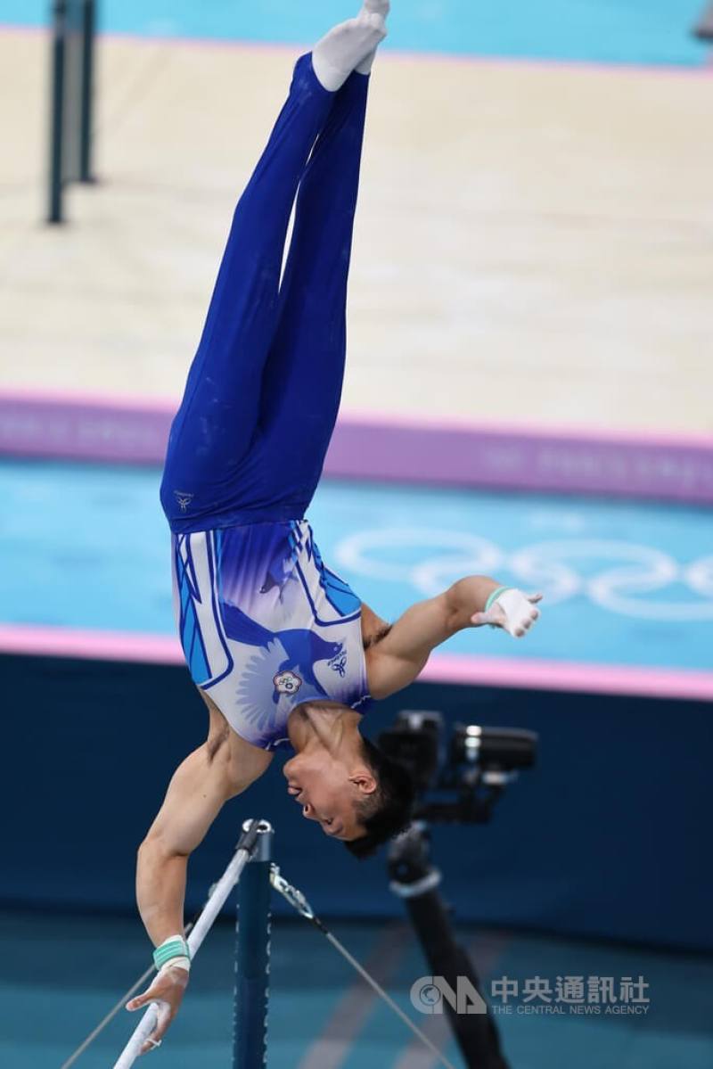Taiwanese gymnast Tang Chia-hung performs his routine in the men's horizontal bar final at the Paris Olympics on Monday. CNA photo