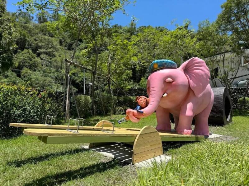 藝術家幾米戶外裝置藝術「擁抱」原放置在花蓮，後因原址拆除，8月起搬遷至紅葉谷綠能溫泉園區。（雲朗觀光集團提供）