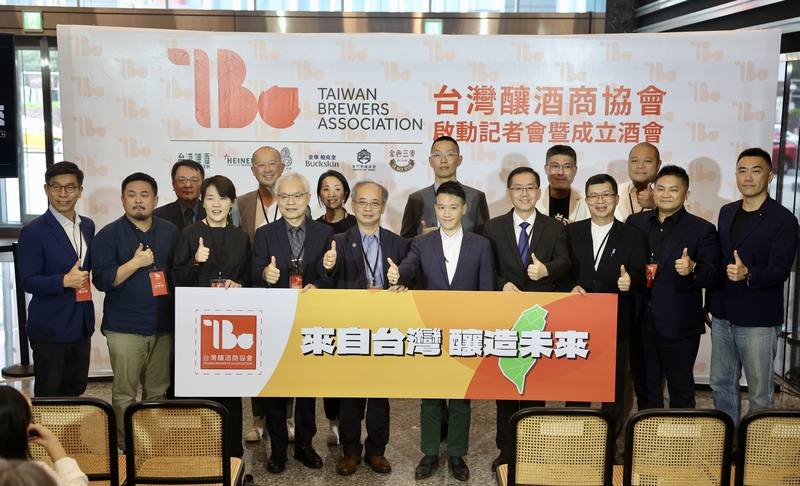 台灣釀酒商協會啟動記者會暨成立酒會5日下午在台北舉行，總統府副秘書長何志偉（前排右5）等人出席。