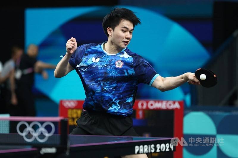 Taiwanese paddler Lin Yun-ju hits the ball back during his match against Egypt's Mohamed El-Beiali in the men's team event on Monday. CNA photo