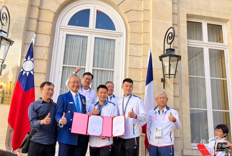 吳志中代表總統賴清德致送「麟洋」男子雙打冠軍賀電