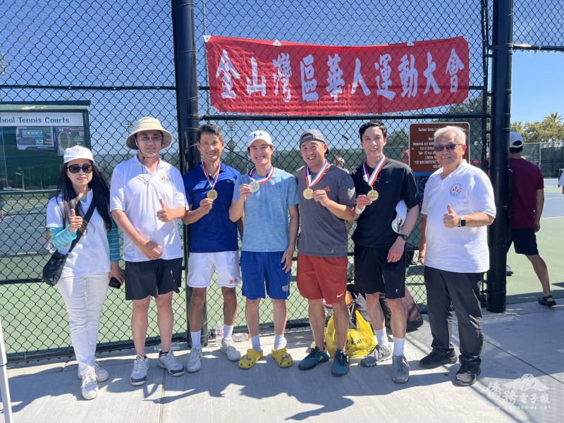 華運會主任委員陳朝全(右一)及華運會執行顧問呂玉貞(左一)頒發獎牌給優勝選手