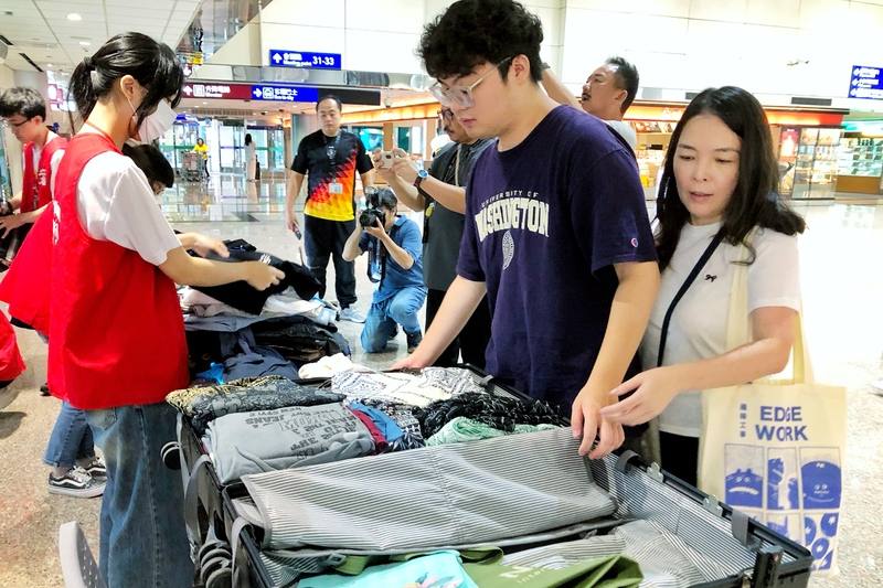 采盟免稅店與舊鞋救命協會合作，募集舊鞋、包及衣服，從事美容業的李小姐（右1）6日將物資裝滿行李箱，共捐出20個包、10多雙鞋及82件衣物，希望協助非洲民眾免於沙蚤侵害，也讓閒置物品獲得更好應用。