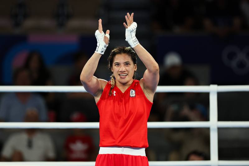 2024巴黎奧運女子拳擊66公斤級賽事當地時間6日晚間進行，台灣拳擊好手陳念琴（紅衣）4強賽以1比4遭中國好手楊柳逆轉，仍舊替台灣進帳1面銅牌。陳念琴賽後鼓掌感謝。