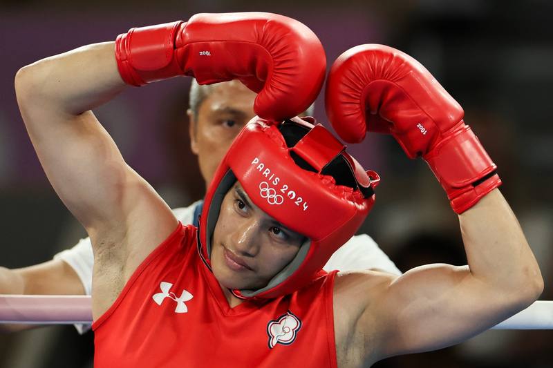 2024巴黎奧運女子拳擊66公斤級賽事當地時間6日晚間進行，台灣拳擊好手陳念琴（紅衣）4強賽不敵中國好手楊柳，無緣金牌戰。陳念琴賽前手比愛心。