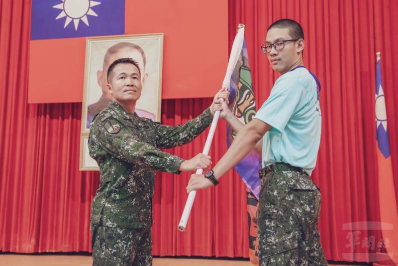 澎防部指揮官郭中將主持澎湖暑期戰鬥營開訓典禮並授旗