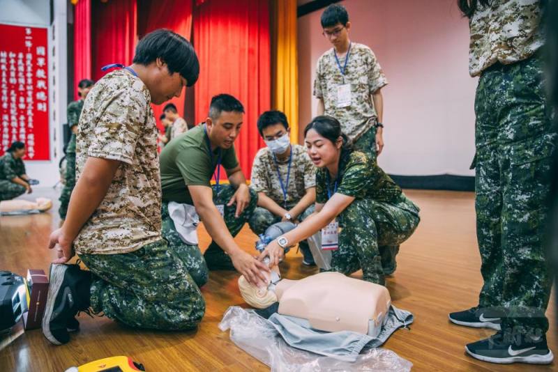 學員學習CPR救護