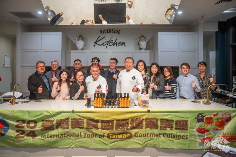 兩位大廚潘岱儒及徐健瑜與紐西蘭南島臺商協會歷任會長們及現任理監事合影