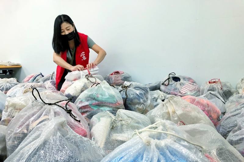 為協助非洲民眾免於沙蚤侵害，采盟免稅店與舊鞋救命協會合作，除募集舊鞋也增加衣服等品項，統計至6日已募得超過預計目標的5000件物資，希望7日最後一天可募集到更多民眾愛心。