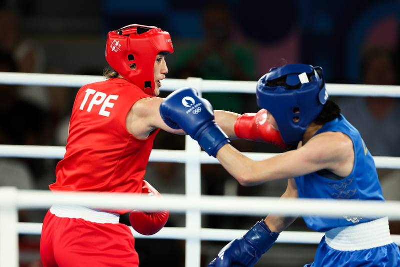 2024巴黎奧運女子拳擊66公斤級賽事當地時間6日晚間進行，台灣拳擊好手陳念琴（紅衣）4強賽對上中國好手楊柳，激戰3回合後落敗，以銅牌作收。陳念琴首回合強勢進攻，給予對手壓力。