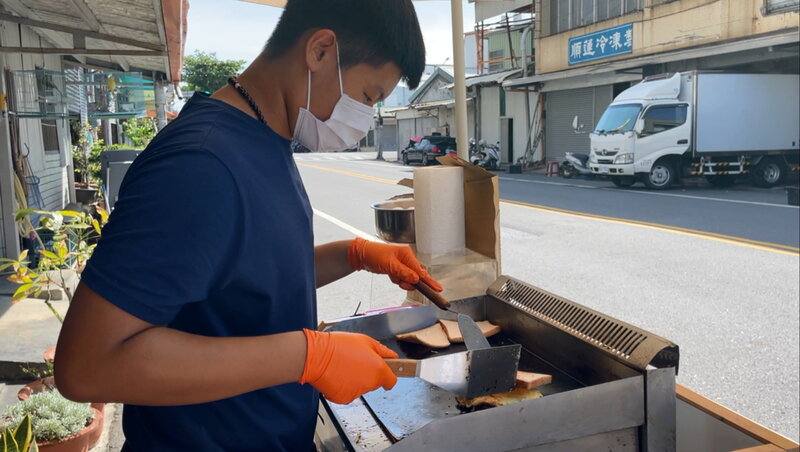 台東許姓國中生想利用暑假期間充實自己並賺零用錢，選擇在自家門前賣早餐，7日試營運，許多人也給予肯定加油打氣。