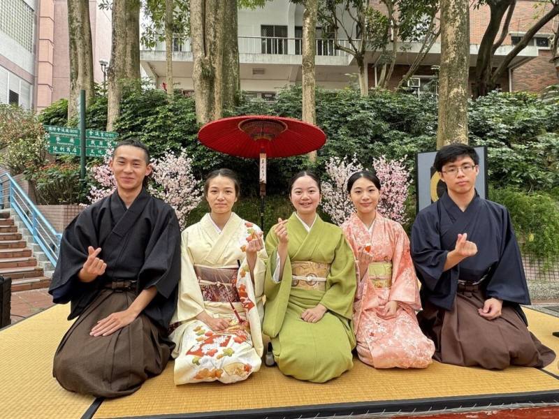 東吳大學日本語文學系長期推動日語教育，促進台、日間的文化交流，受到日本政府肯定，今年獲得「令和6年度外務大臣表彰」。（東吳大學提供）