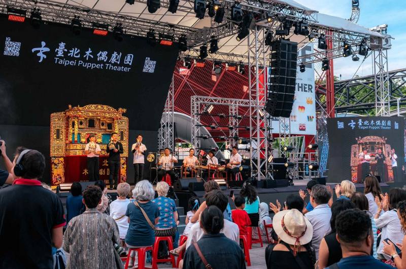 臺北木偶劇團連3天帶來跨越語言限制、融合臺灣北管及廟會文化的偶戲展演，獲得滿堂喝采