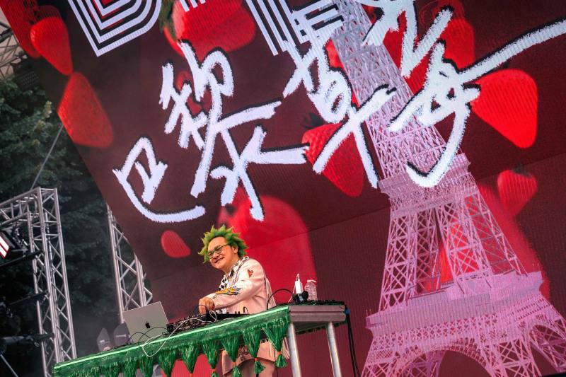 DJ林貓王以「巴黎夢尋草莓」為主題出發，結合法國與臺灣的groovy動感音樂，呈現包括糯米糰〈巴黎草莓〉、黃韻玲〈藍色啤酒海〉、孔雀眼〈看海〉等充滿夏天、浪漫與愛的選歌