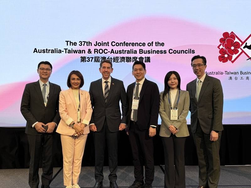 民進黨立委邱議瑩（左2）、吳沛憶（右2）、李柏毅（右3）於澳洲出席第37屆「澳台經濟聯席會議」，向澳方表達台灣懇切加入CPTPP意願，駐澳大利亞代表徐佑典（右）、駐布里斯本辦事處處長范厚祿（左）也出席。昆士蘭州副州長、財政廳長兼貿易和投資廳長狄克提及台澳能源合作，讚台灣是澳洲及昆士蘭的重要投資夥伴。