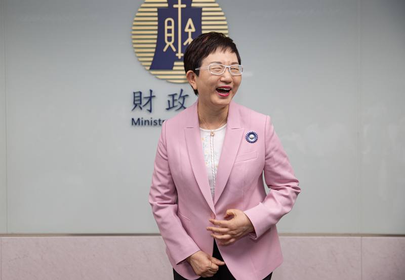 全球最低稅負制箭在弦上，財政部長莊翠雲表示，為避免課稅權拱手讓人，台灣須盡快接軌，目前方案尚在研議，初期若要將國內既有的「營利事業基本稅額徵收率」由12%調高至15%，應會採差別稅率，避免衝擊中小企業