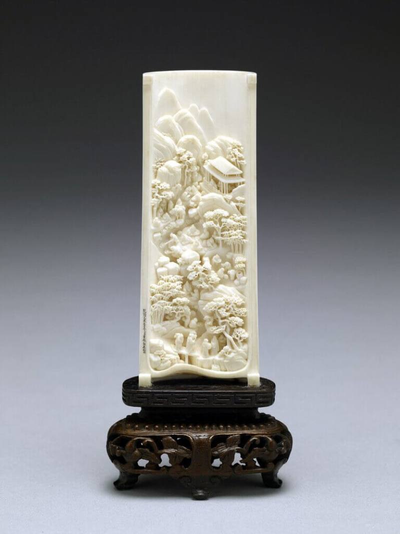 故宮南院人氣國寶展8日起以「蘭亭的遊與思」為題展出，精選器物展件搭配「蘭亭序」的文詞及意境，如清乾隆時期黃振效「雕象牙蘭亭脩禊小插屏」是「蘭亭春遊」。（故宮南院提供）