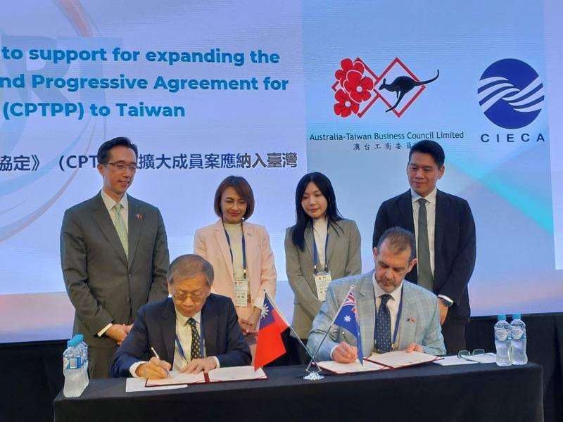 「中華民國國際經濟合作協會」澳大利亞主任委員王錫欽（下排左）與「澳台工商委員會」（ATBC）主席涂毅國（下排右）於澳洲黃金海岸舉行「第37屆澳台經濟聯席會議」，會中通過「支持跨太平洋夥伴全面進步協定擴大員案應納入台灣」決議，並發布聯合聲明，共同支持台灣申請加入CPTPP。（駐澳洲代表處提供）