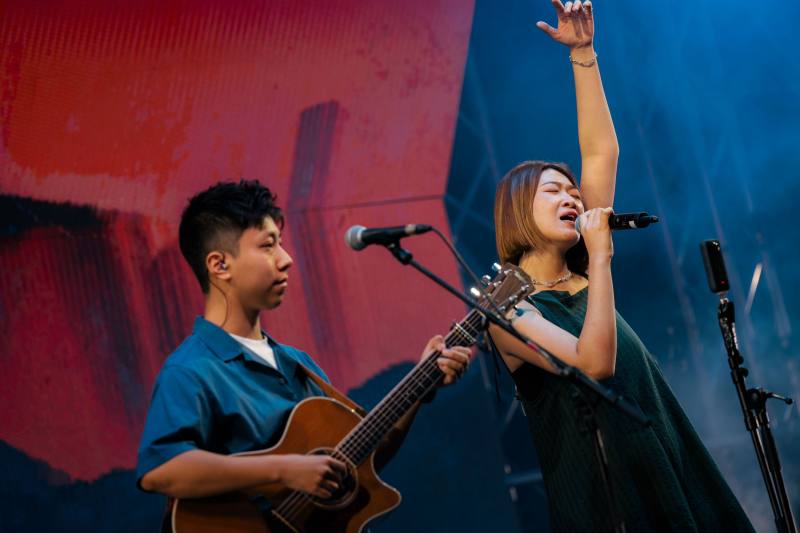 榮獲第35屆金曲獎「最佳客語專輯獎」的邱淑蟬擔任昨晚演出壓軸，帶來思念阿公、阿嬤的《望》、《影仔影仔》，以及寫給故鄉高雄「一封情書」的《所在》