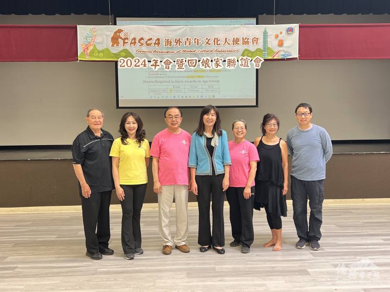 諮詢導師與才藝老師和主任莊雅淑(中)合影