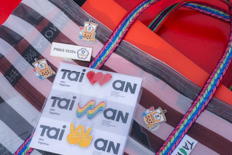 由奧委會所提供「珍奶徽章」與「巴黎奧運會徽」（Paris 2024）限量1000份，以全數在6日發送完畢。除此之外，台灣館亦自製以W主視覺的6款徽章，僅限量300份，在開幕第一週已發放完畢。（文化部提供）