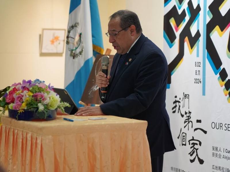 「瓜地馬拉暨在台拉美藝術人特展」6日舉行開幕儀式，瓜地馬拉外交部次長歐洛斯柯（Julio Orozco，另譯：歐洛斯克）致詞。（中美洲經貿辦事處提供）