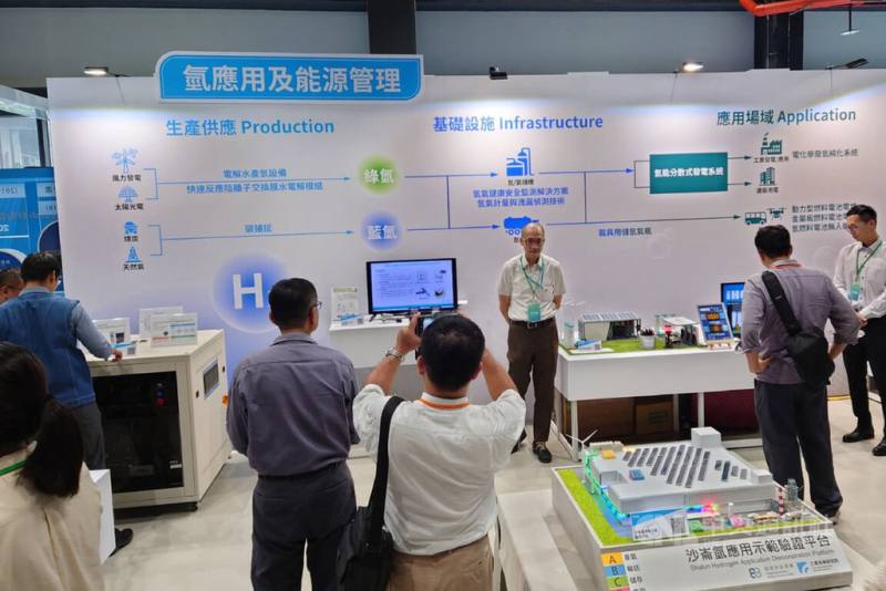 工研院9日在台南沙崙綠能科技示範場域舉辦永續淨零產業成果展，吸引不少產業界人士前往參觀