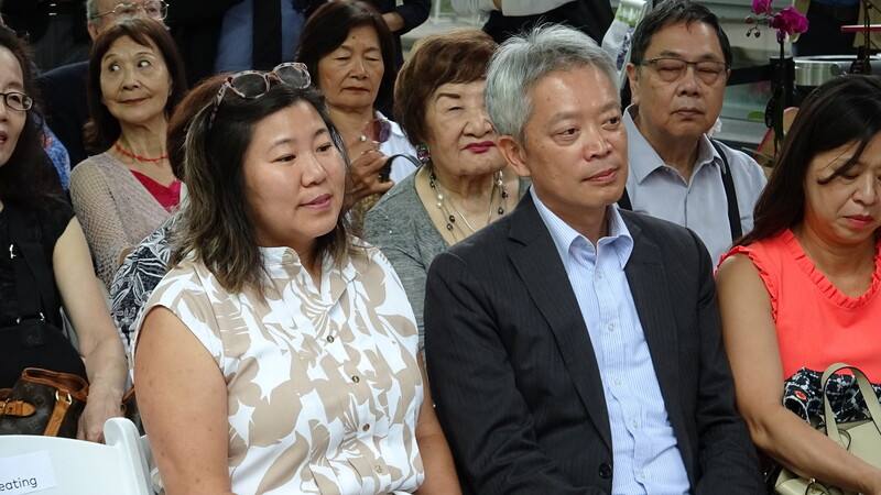 駐紐約辦事處長李志強（前排中）與台裔眾議員孟昭文（前排左）出席皇后區植物園台灣蘭花展活動