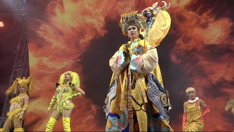 妮妃雅與瘋家8日在巴黎文化奧運上的演出歌曲膾炙人口，搭配精彩舞蹈與華麗服飾。裝扮成媽祖的妮妃雅氣勢滿分