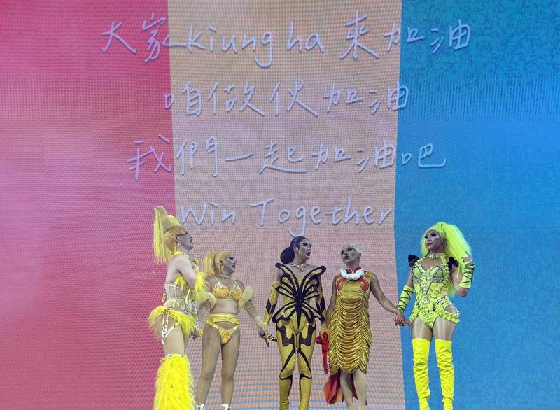 妮妃雅與「瘋家」8日演出結尾溫馨，呈現對台灣的熱愛與期許。螢幕放上彩虹旗，並寫下文化奧運台灣館的主題「我們一起加油吧 Win Together」