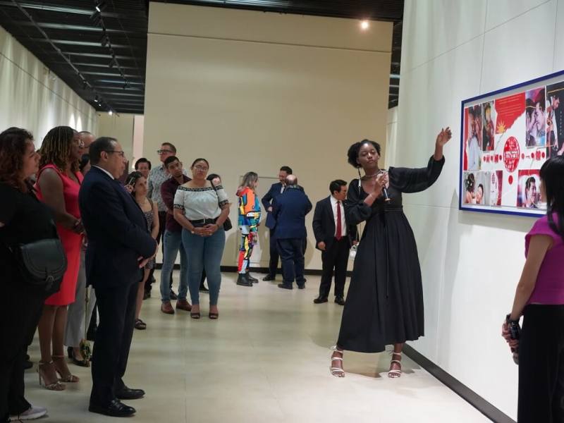 「瓜地馬拉暨在台拉美藝術人特展」6日舉行開幕儀式，參展藝術家向現場貴賓解說作品。（中美洲經貿辦事處提供）