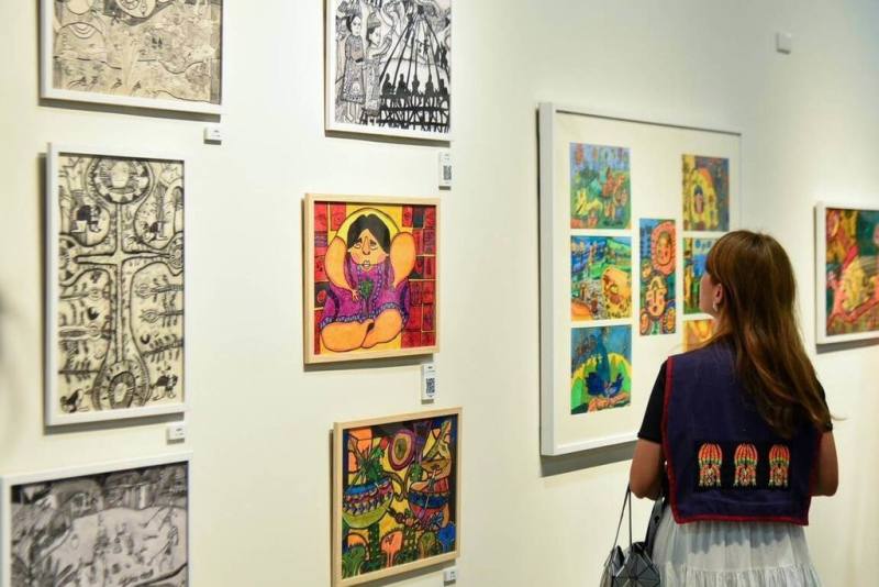 屏東原民館特展「誰家的毛毛蟲在唱歌呀！」9日舉辦展覽分享會，展覽分為5區，環繞排灣族文化及傳說核心主題，發展出不同敘事脈絡。孩子們將排灣族口傳歌謠、傳說故事，運用排灣族傳統用色及線條勾勒出率真圖像。（原民會提供）