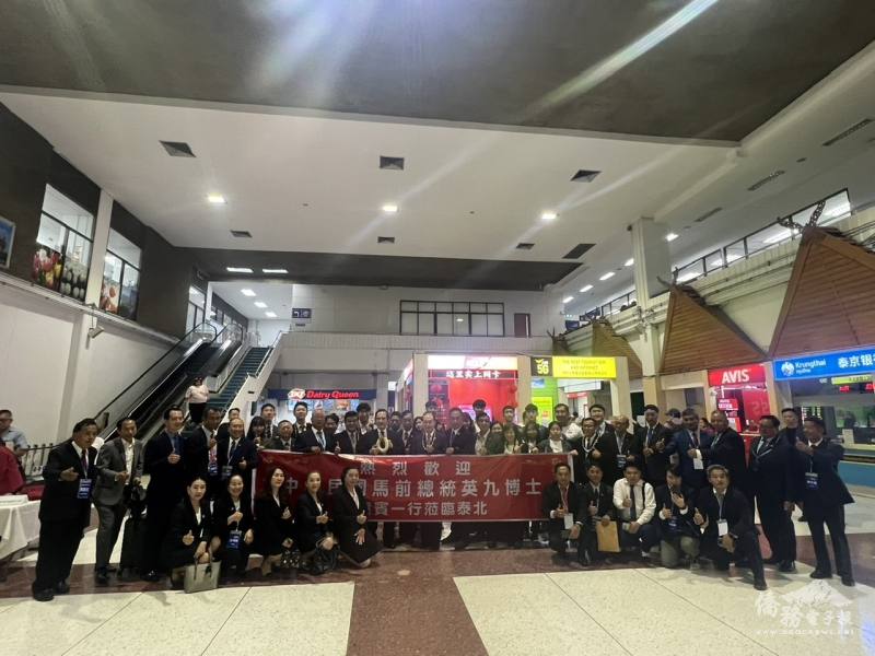 泰北僑胞前往清萊機場歡迎前總統馬英九一行