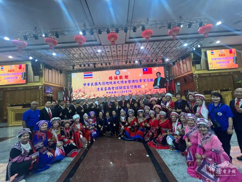 僑胞鄉親與馬英九一行合影