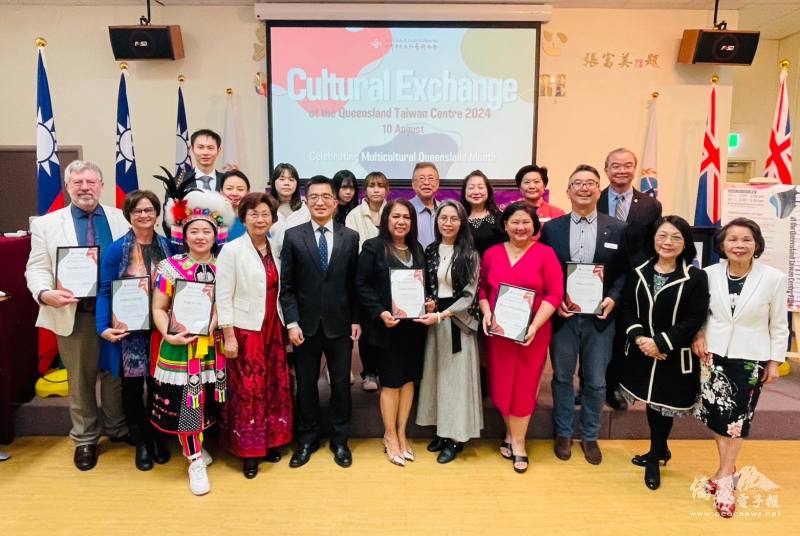 與談者與志工合影