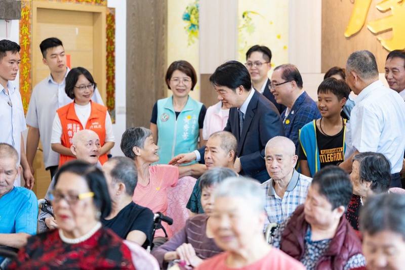 總統分送小點心給中心長輩、親切互動，現場氣氛溫馨愉悅