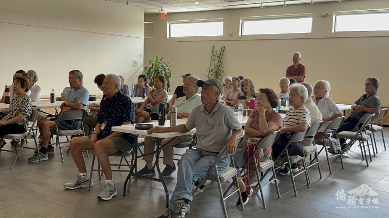 長輩會成員對阿勇優美朗讀臺語白話字《小王子》嘖嘖稱奇