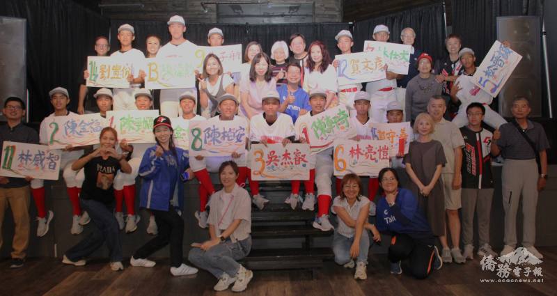 接風宴後球隊、師長、家長及匹茲堡僑胞合影