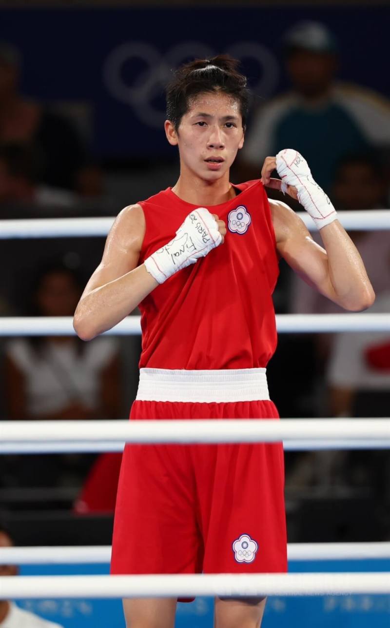 「台灣女拳王」林郁婷（圖）法國時間10日晚間成功用實力為自己打下巴黎奧運拳擊57公斤級金牌，賽後她在擂台上展示自己胸前的中華奧會會徽，讓世界看見台灣