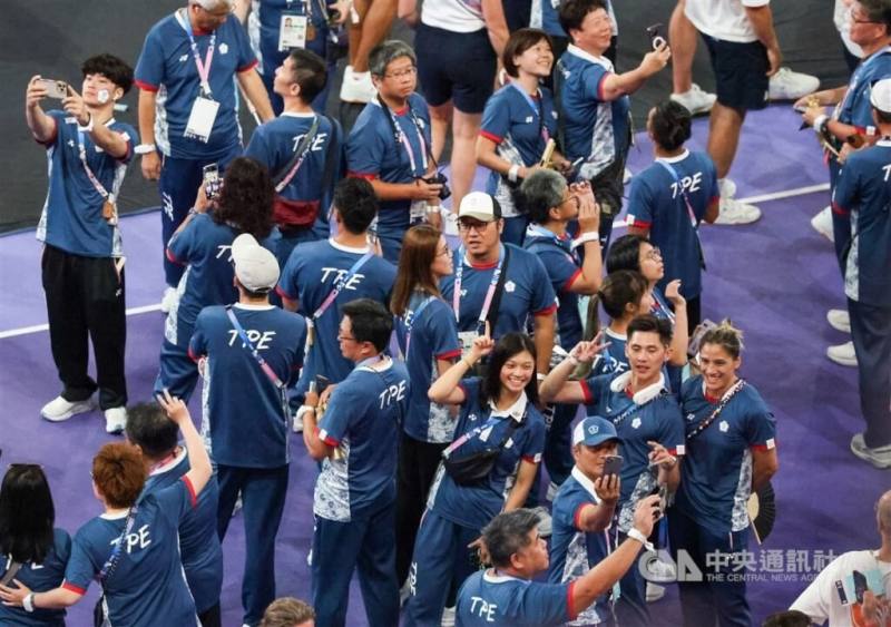 Athletes from Team Taiwan celebrate the closing of the Paris Olympics on Sunday. CNA photo Aug. 11, 2024