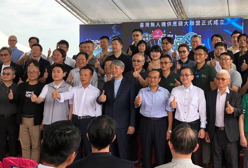 經濟部長郭智輝（前右4）11日出席「2024無人機日、亞洲無人機AI創新應用博覽會」，與嘉義縣長翁章梁（前左4）、與會廠商代表合影。中央社記者黃國芳攝 113年8月11日