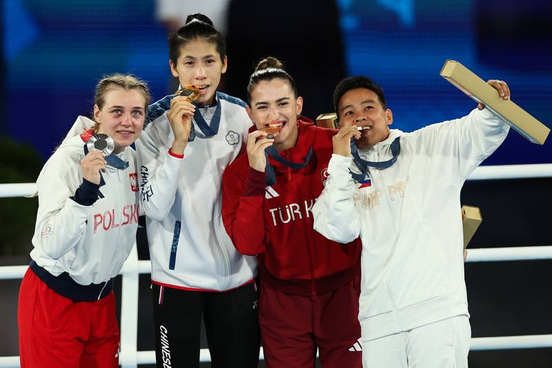 巴黎奧運女子拳擊57公斤級賽事於法國時間10日晚間順利落幕，台灣女將林郁婷（左2）勇奪金牌，賽後與銀牌得主瑟瑞梅塔（Julia Szeremeta）（左）、銅牌得主卡拉曼（Esra Yildiz Kahraman）（左3）及皮特西歐（Nesthy Petecio）（右）開心合影。