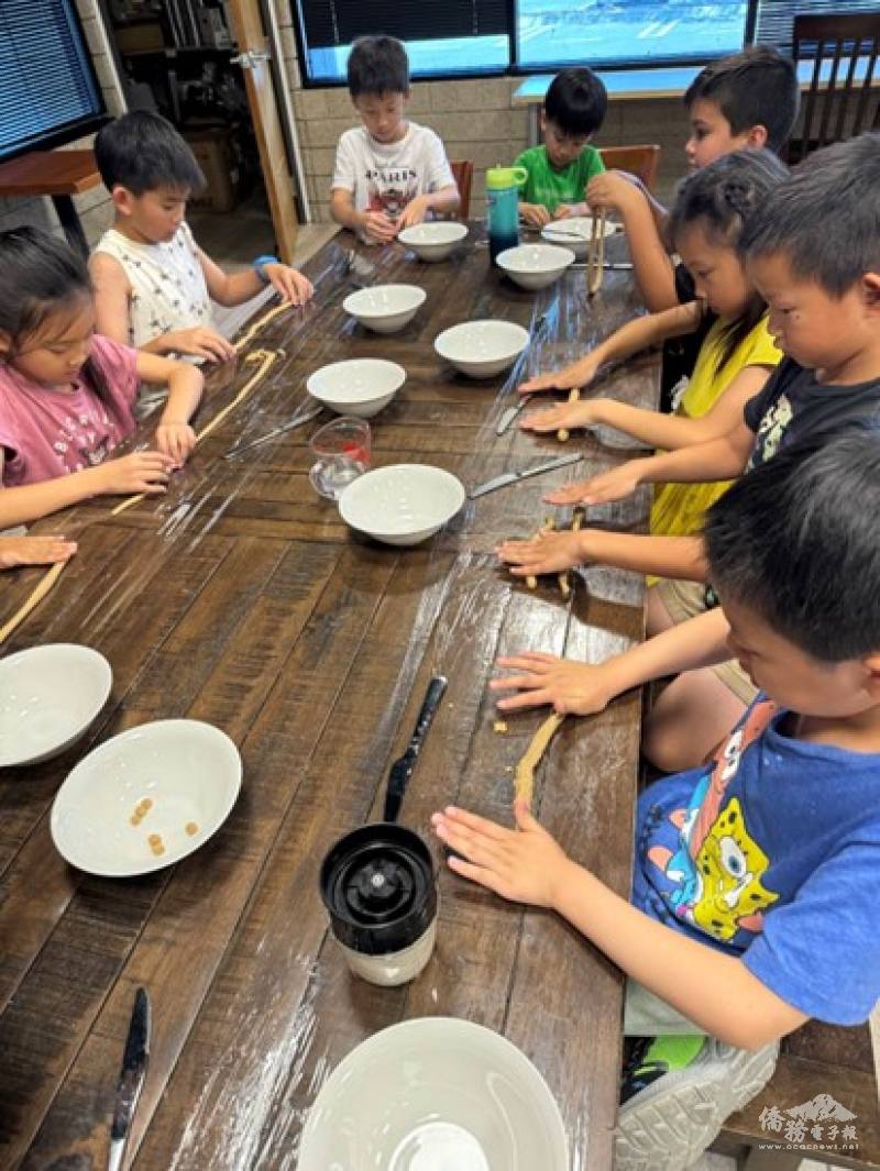 小朋友親手體驗製作珍珠