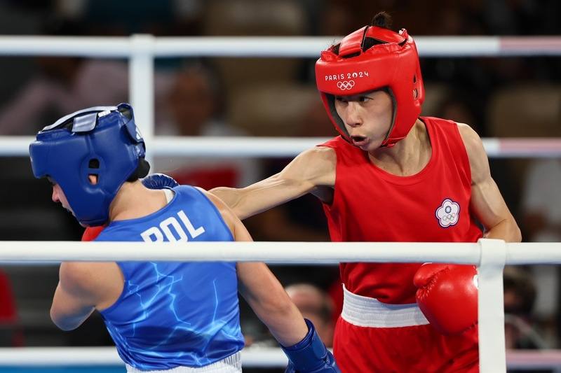 林郁婷（右）不受賽前場外喧囂影響，成功打下金牌，也刷新台灣奧運拳擊賽史最佳成績。