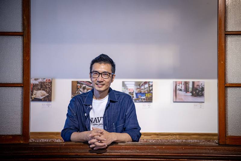 李亭香餅店經營者李佳陽為李亭香餅店第5代傳人，他認為店貓是大稻埕一大特色，因而接力大稻埕創意街區發展協會，籌辦「漫步貓街大稻埕」攝影展，並與當地店家合作推出貓店長地圖。