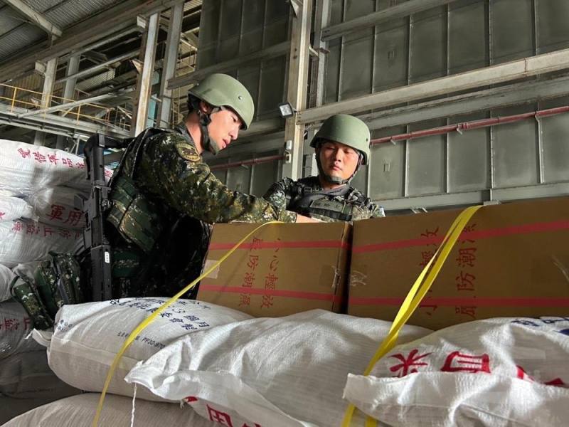 陸軍四支部補油庫左營補給分庫結合民間公糧倉庫開設後勤設施，實施「第一類補給品預置分屯」演練。（陸軍四支部提供）