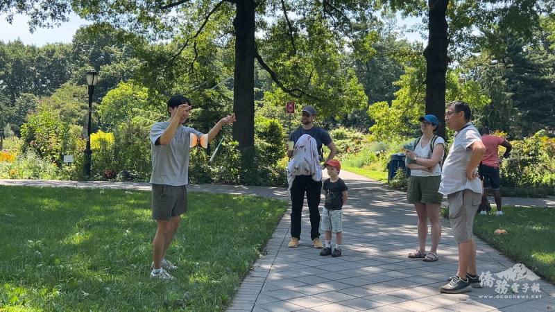 美國扯鈴協會副會長嚴康安趁表演空檔與民眾互動，介紹扯鈴的基本技術