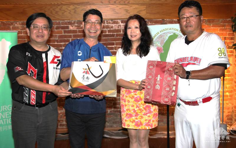 球隊贈禮給匹茲堡臺灣同鄉會， 左起：家長會長林彥華、趙克中、許雅斐及總教練蔡清𤀹